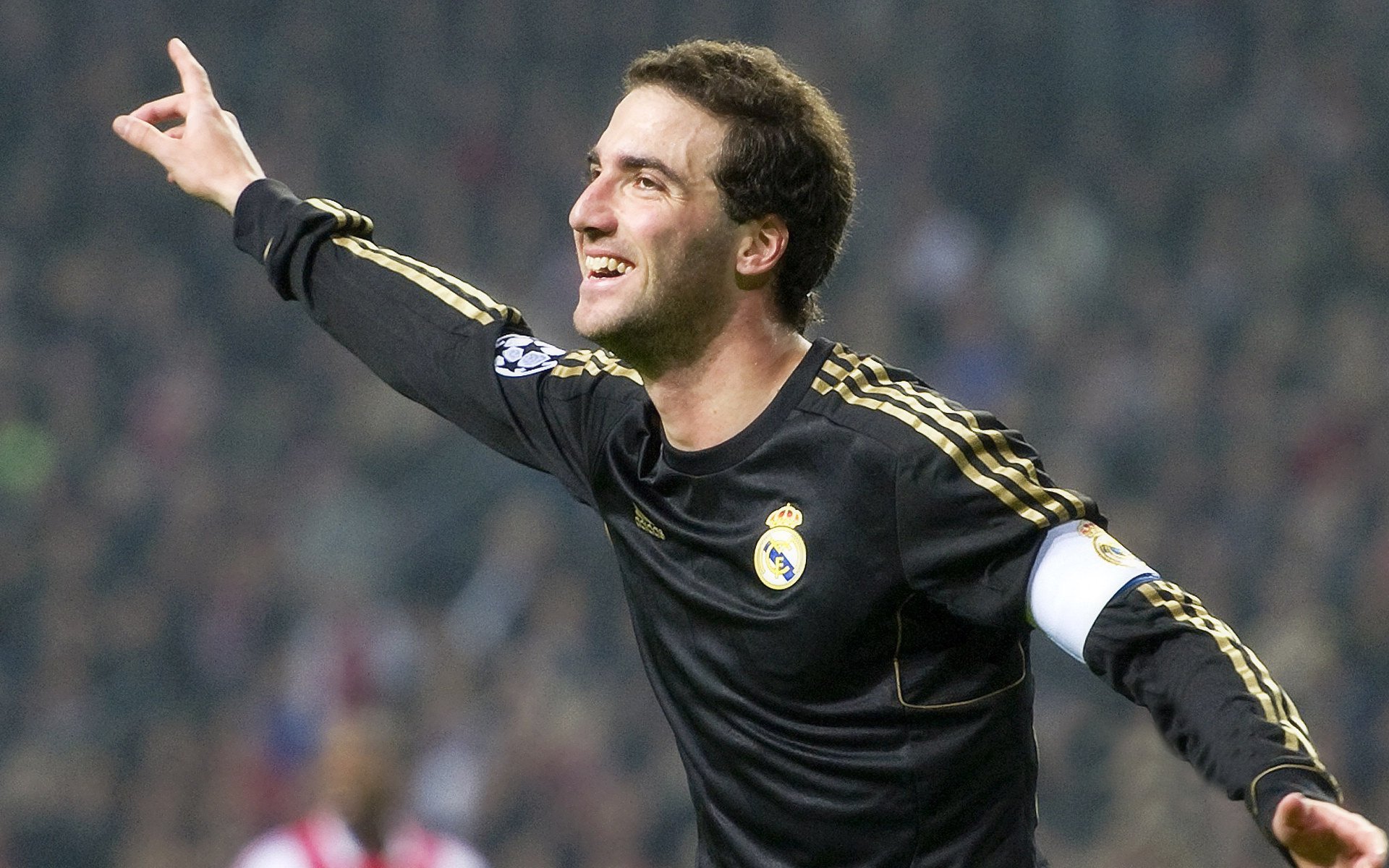 《英雄联盟》发布新英雄“雷霆”，操作手感佳引争议前所未有的体验震撼，玩家纷纷热议